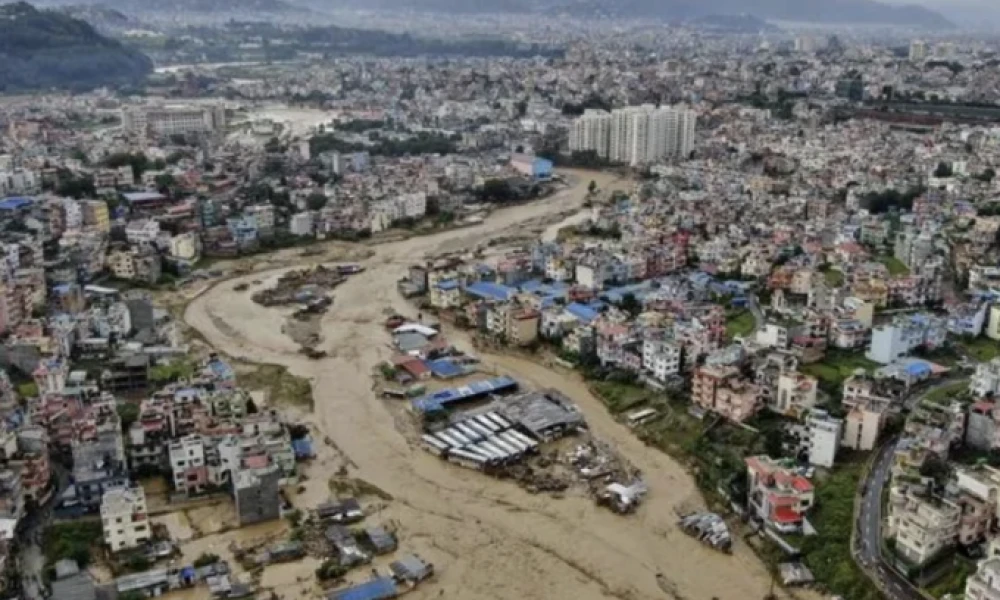 Χάος από τις πλημμύρες στο Νεπάλ: Τουλάχιστον 100 νεκροί - Θάφτηκε στη λάσπη το Κατμαντού